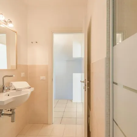 Elegant Ea Bianca 2 Bedroom Sleeps 6 Extra Bed Available *